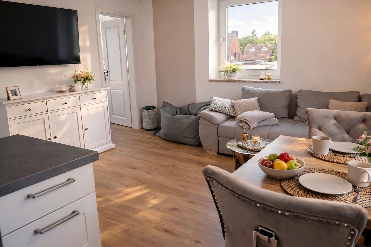 Ferienwohnung Büsum – Wohnbereich mit beheiztem Indoor-Pool
